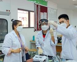 Hình ảnh về Sinh viên ngành Hộ sinh thực hành tại phòng lab