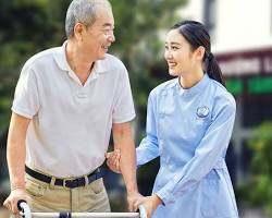 Hình ảnh về Điều dưỡng viên chăm sóc người cao tuổi tại nhà