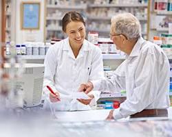 Hình ảnh về Pharmacist advising patient